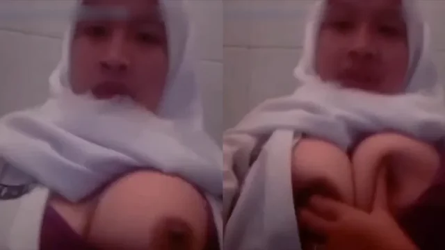 Bokep Indo Hijab Pamer Toket Gede di Toilet